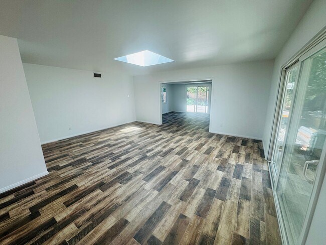 Building Photo - Exquisite 4-Bedroom Remodeled Retreat in t...