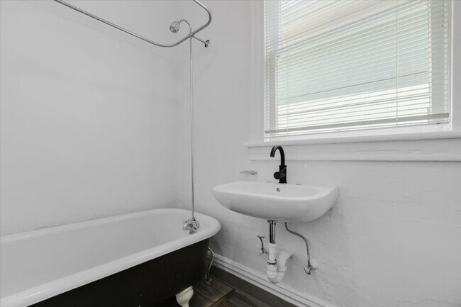 Building Photo - Charming Goose Hollow Home, Big, Spacious, and Bright!