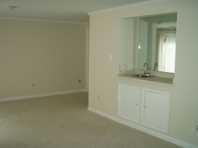 Building Photo - Classic 4 Bed 3.5 Bath Brick Townhome With...