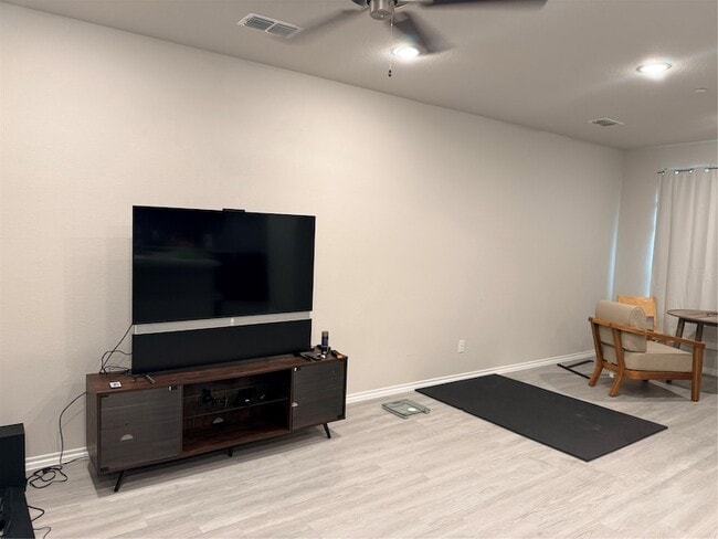 Building Photo - 2909 Bluets Dr