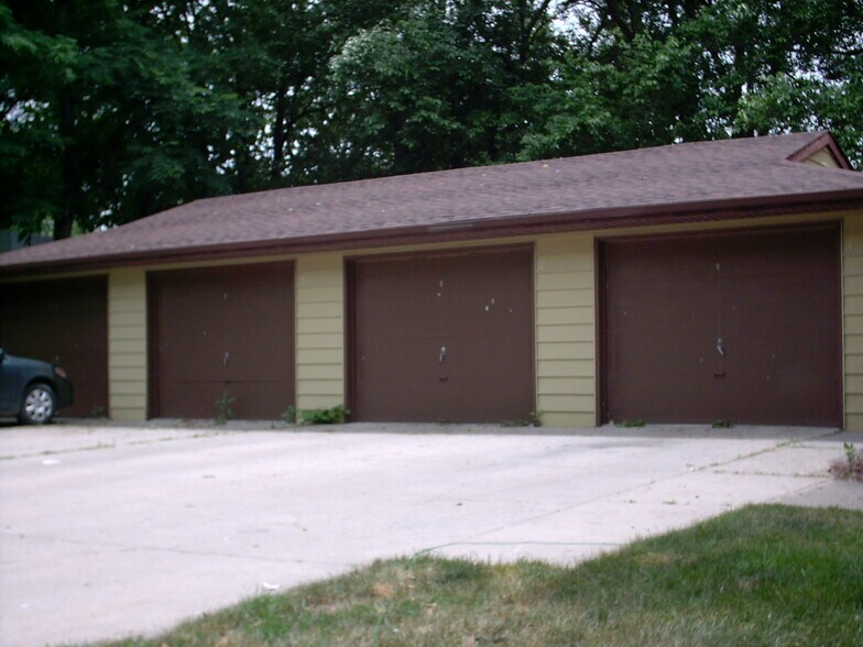 Garage included - 924 Kellogg Ave