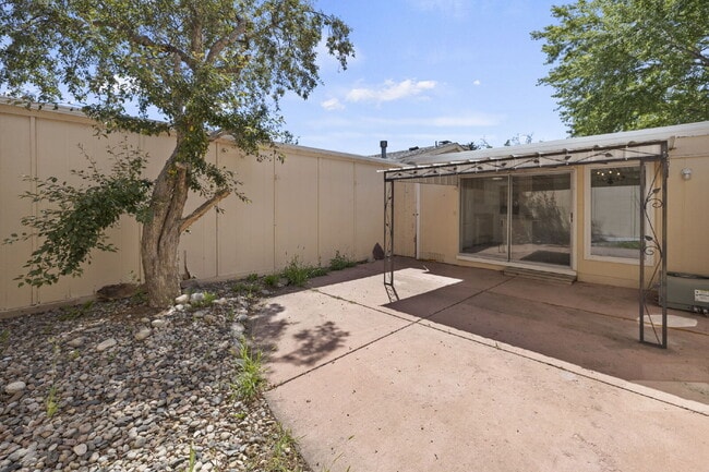 Building Photo - Close to Fort Carson and Cheyenne Mountain, 3 bedroom townhome with 2 car garage.
