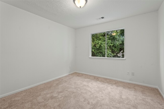 Building Photo - 10908 Sycamore Dr S