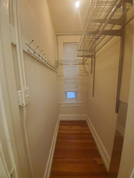 Building Photo - 1623 N Hermitage Ave