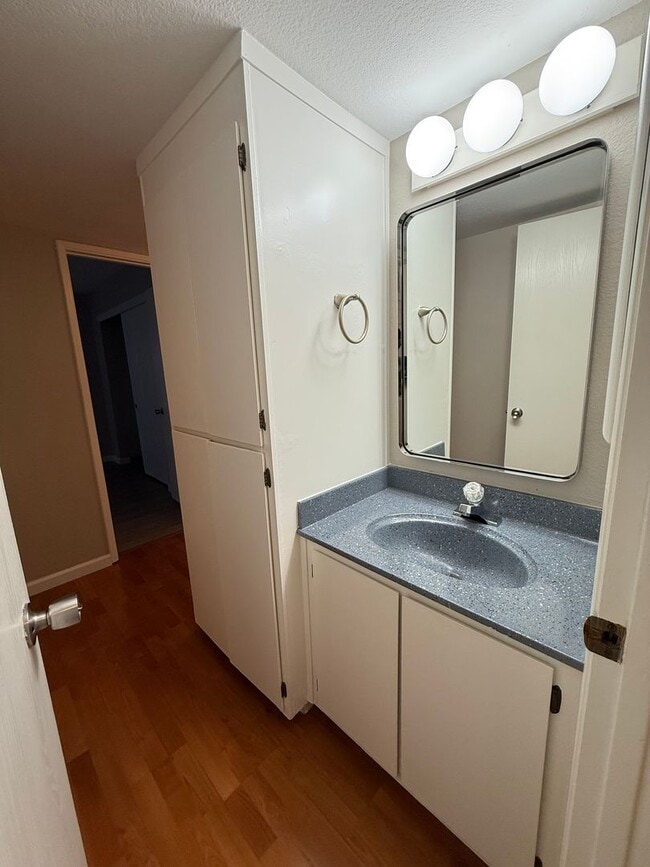 Building Photo - 2 bed 1 bath condo available in Natomas area