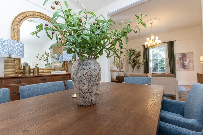 Building Photo - 703 Manzanita Ave