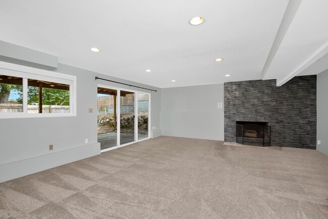 Building Photo - 17145 NE 5th Pl