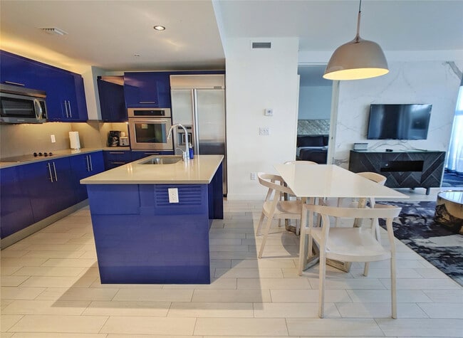 Building Photo - 3101 Bayshore Dr