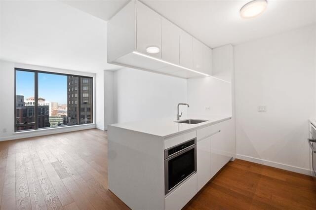 Building Photo - 99 Hudson St