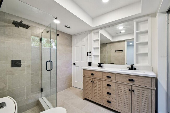 Building Photo - 970 Rolling Hills Dr