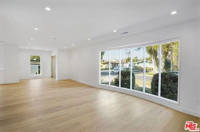 Building Photo - 7406 W 82nd St