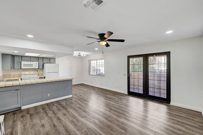 Building Photo - Clean and Ready to Move-in