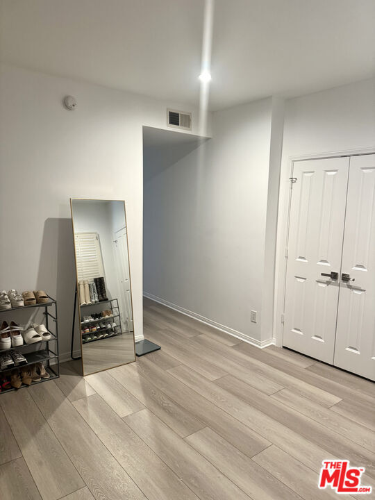 Building Photo - 405 N Palm Dr