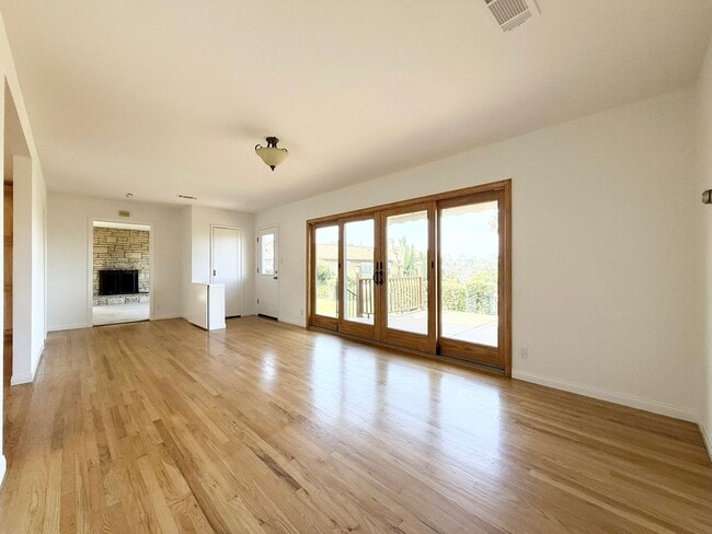 Building Photo - Country Charmer w/ Views Galore!