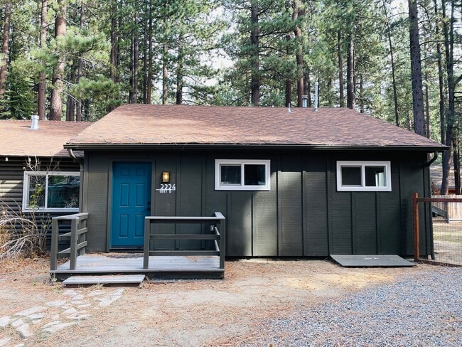 Building Photo - 3 bed 2 bath with private fenced yard