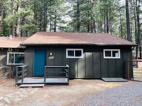 Building Photo - 3 bed 2 bath with private fenced yard