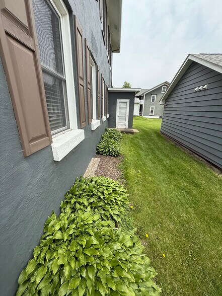 Some small landscaping area - 111 Ewing St