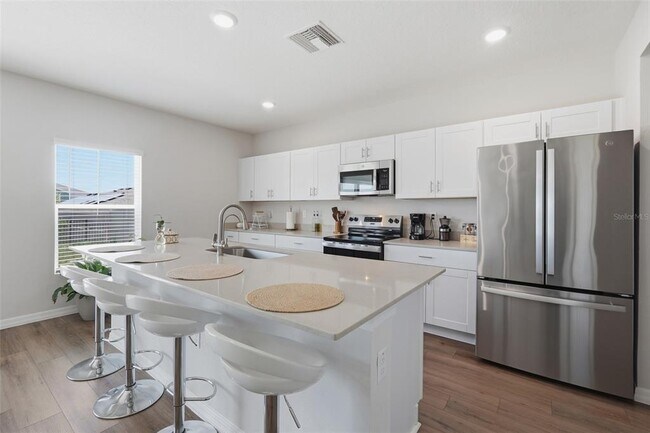 Building Photo - 1330 Current Pl