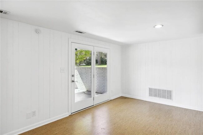 Building Photo - 3684 Northlake Dr