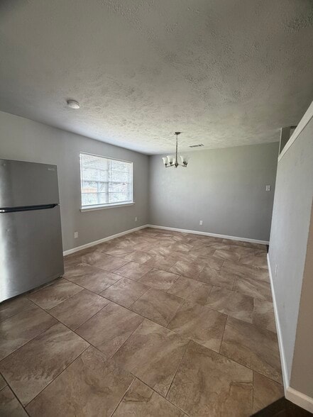 Building Photo - 519 Wren Ave