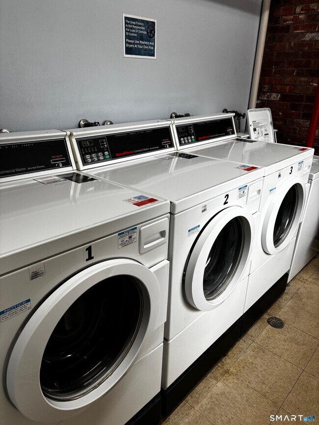 Building Photo - 222 Williams St E