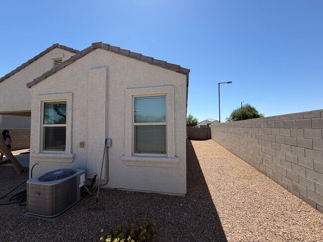 Building Photo - Upgraded and Spacious 4 Bed/2 Bath in Buckeye
