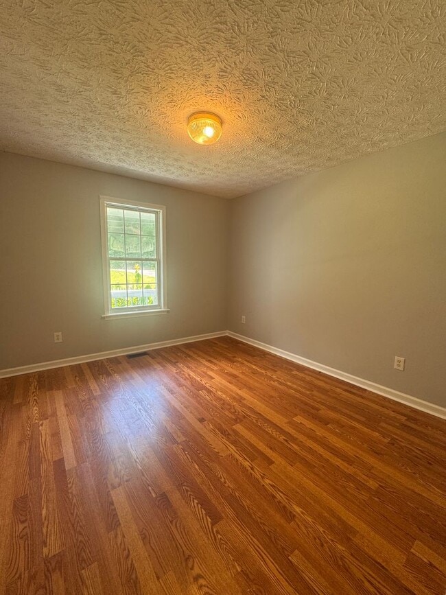 Building Photo - Beautiful 3BR Home for Rent in Toccoa, GA with Fenced Yard & 2-Car Garage
