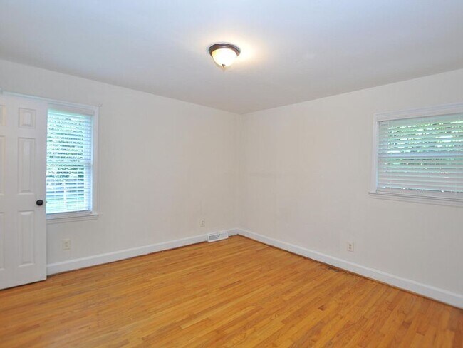 Building Photo - 7323 Idlewild Rd, Charlotte, NC 28212