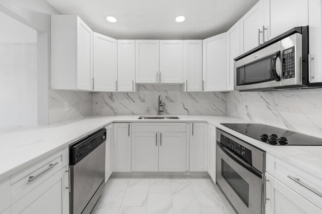 Building Photo - 1502 S Lakeside Dr