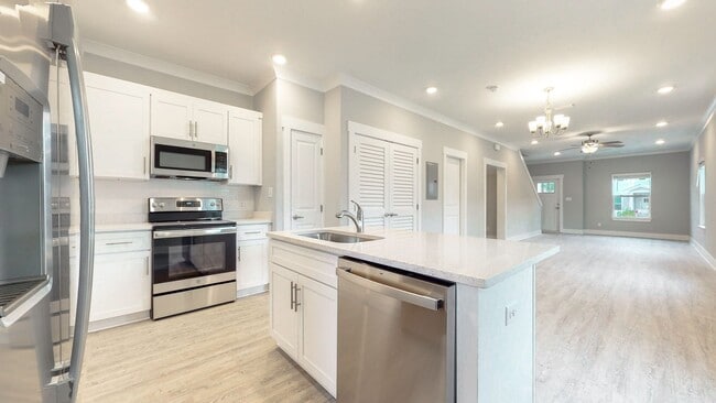 Building Photo - End unit!  Washer/Dryer Included! Beautiful 3 Bedroom Townhome (larger floorpan) with Screened-In...