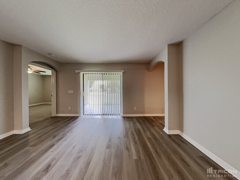 Building Photo - 2463 Winnipeg Dr