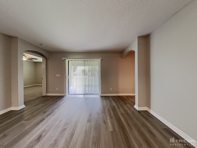 Building Photo - 2463 Winnipeg Dr