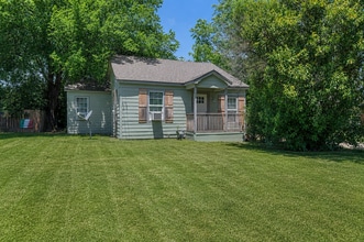 Building Photo - Updated 2 Bedroom Rental with Large Backyard