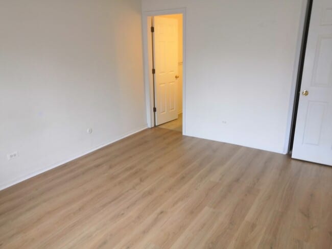 Building Photo - 249 W Ct of Shorewood