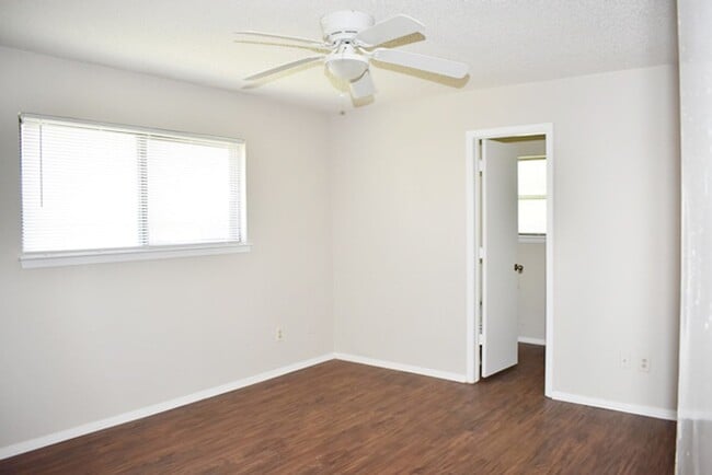 Building Photo - 309-311 Dogwood Dr
