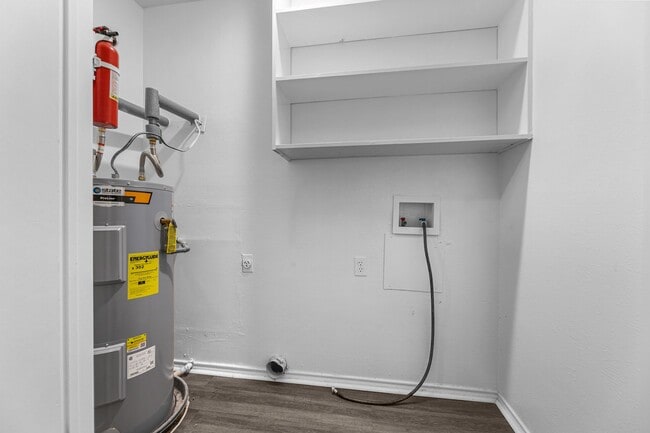 Building Photo - Our Renovated 2 Bedroom, 1 Bath is Waiting for You to Come Home in Waxahachie!