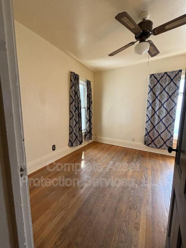 Building Photo - 114 1/2 I St