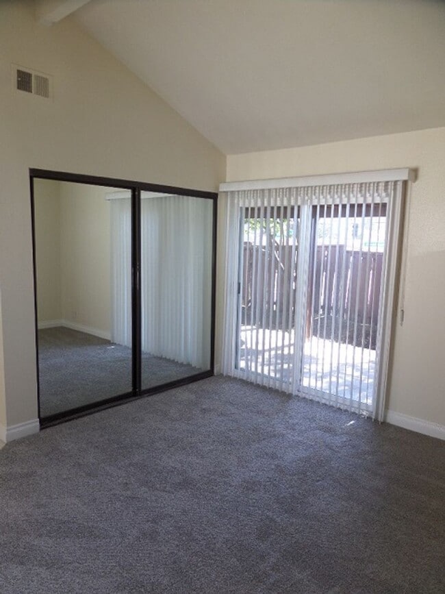 Building Photo - 3 Bedroom-2 Bathroom Single Story Home in ...