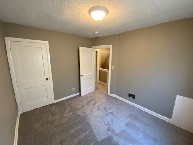 Building Photo - 2235 Homestead Dr