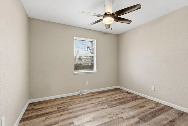 Building Photo - 4 Bedroom home 2 bath Available NOW!