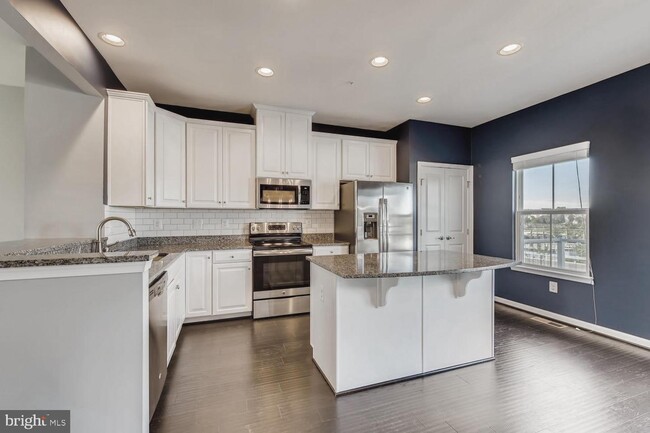 Building Photo - 8225 Secluded Cove Ln