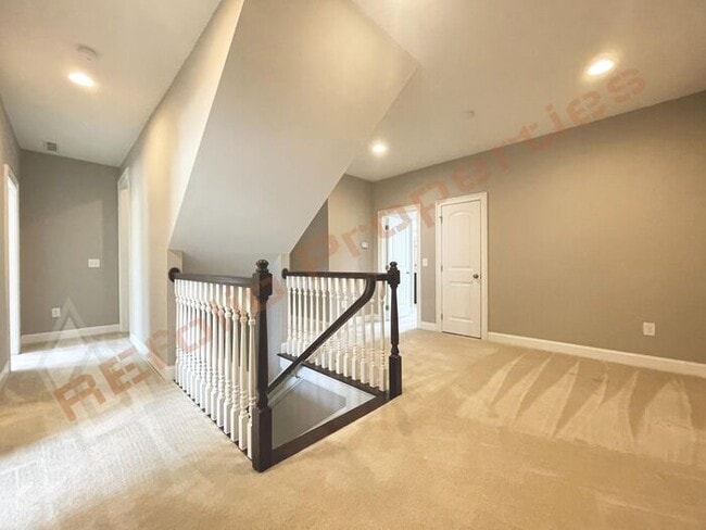 Building Photo - Beautiful 3 Bedroom Townhome with 3rd Floo...