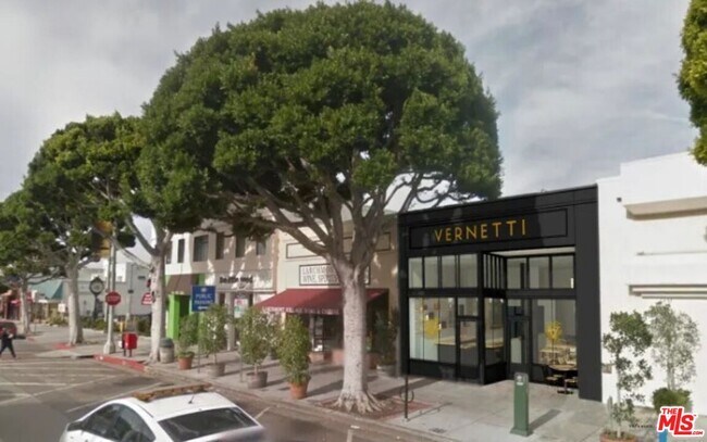 Building Photo - 635 N Plymouth Blvd