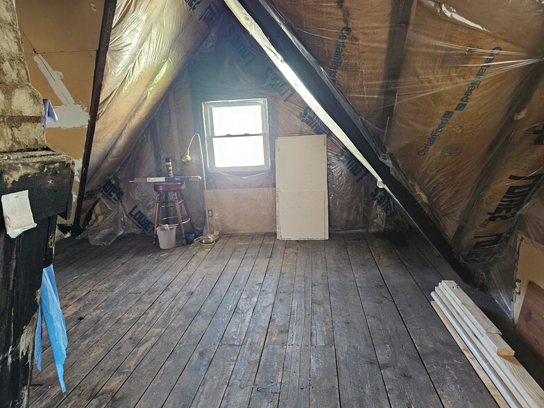 Building Photo - 512 Cemetery St