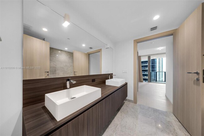 Building Photo - 1000 Brickell Plaza