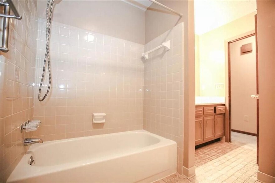 Building Photo - 5100 Forest Mist Dr