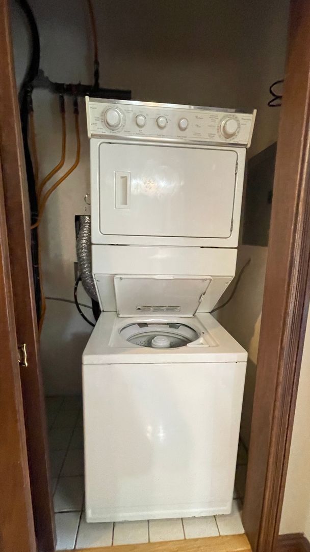 Building Photo - Downtown 1 Bedroom Apartment