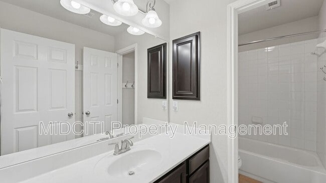 Building Photo - 842 Santa Cruz Ln