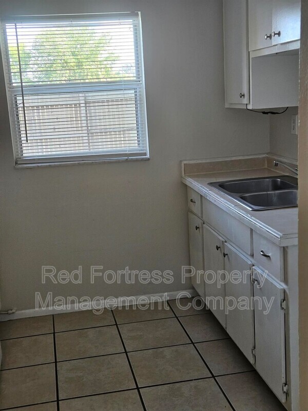 Building Photo - 5 E Clermont Ct