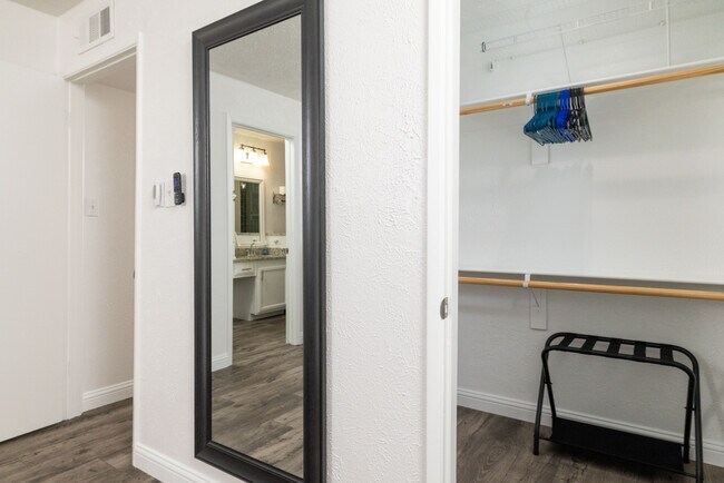 Building Photo - 864 Warwick Dr